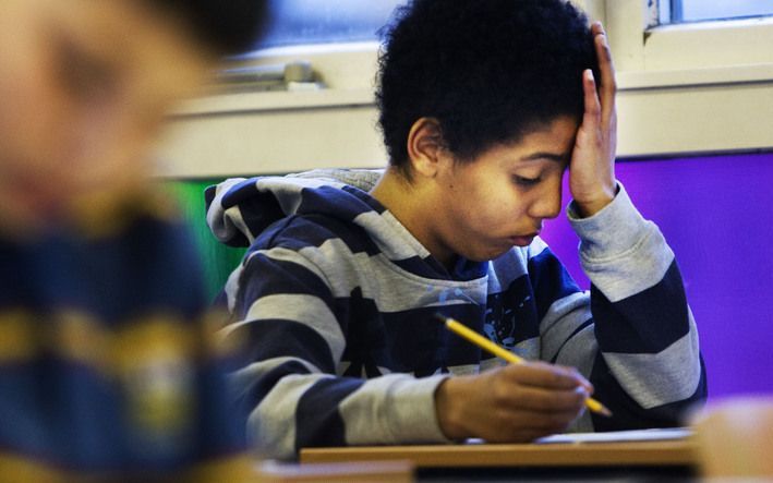 DEN HAAG – Leerlingen en studenten moeten in de toekomst rekening houden met langere schooldagen. Het aantal uren dat ze nu op hun onderwijsinstelling zijn, vormt slechts „een startpunt”, zo staat in een advies dat de Onderwijsraad dinsdagmorgen presentee