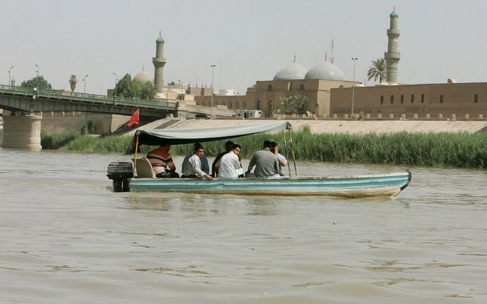 BAGDAD - Irakezen op de rivier de Tigris in Bagdad. Foto EPA