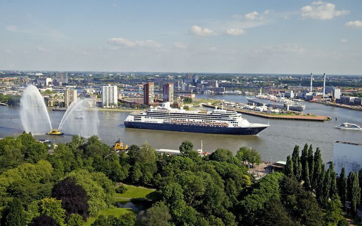 ROTTERDAM - Zicht op de haven van Rotterdam vanuit de Euromast. Foto ANP