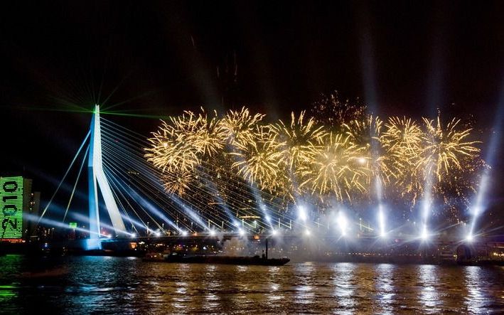 Het feest bij de Erasmusbrug trok volgens de politie minder mensen dan verwacht. Vooraf was uitgegaan van een opkomst van 20.000 mensen. Foto ANP