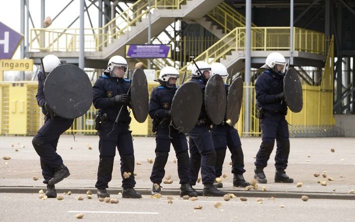 DEN HAAG – De politie heeft niet genoeg manschappen om te kunnen optreden bij een ernstige, grootschalige uitbraak van griep, en bij grootschalige verstoringen van de openbare orde. Alleen bij ernstige overstromingen is er net genoeg personeel van politie