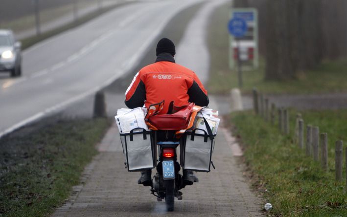 VENLO - Een postbode van TNT hield post achter in een aantal wijken van Venlo. Foto ANP