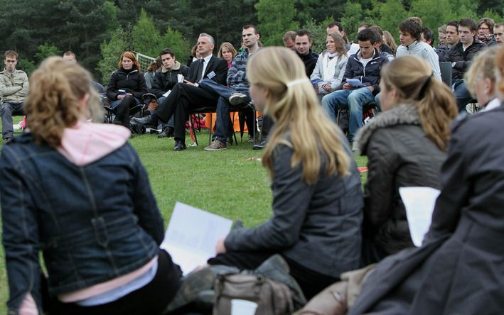 LUNTEREN – Ondanks het frisse weer waren er gisteren zo veel jongeren naar de bijeenkomst van de HHJO in Lunteren gekomen dat de 300 gedrukte programmaboekjes niet voldoende bleken. Foto VidiPhoto