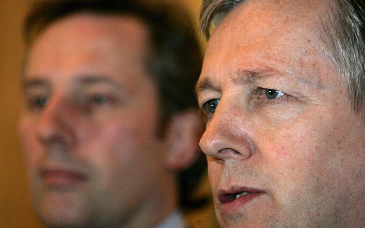 Peter Robinson (rechts) wordt de nieuwe premier van Noord–Ierland. Foto EPA