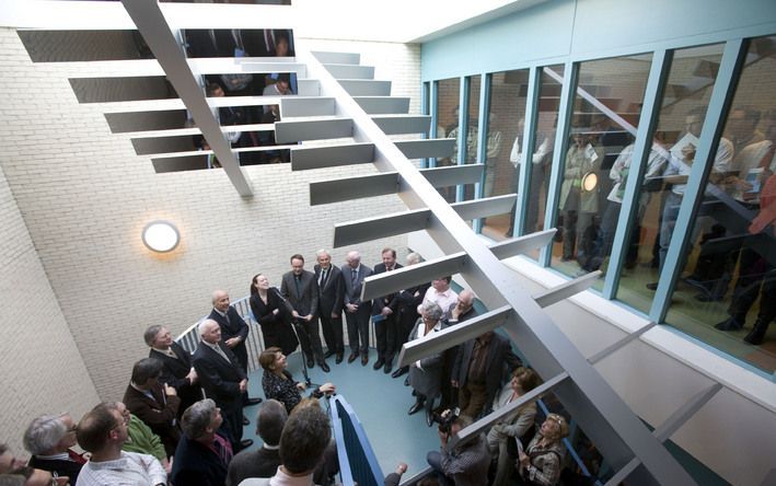 VEENENDAAL Staatssecretaris Van Bijsterveldt-Vliegenthart (middenonder) van Onderwijs heeft gistermiddag de nieuwbouw van het Ichthus College in Veenendaal geopend. Door groei van het aantal leerlingen is het pand nu al te klein. De school wil daarom zes 