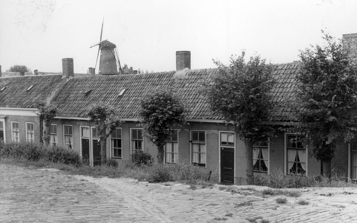 De geschiedenis van de gereformeerde gemeente in Goes begint in 1871, in een woning in de Mattheus Smallegangesbuurt. Het gemeentearchief bezit maar één foto van dit pandje. Het staat uiterst links in een idyllisch straatje. Foto’s Gemeentearchief Goes