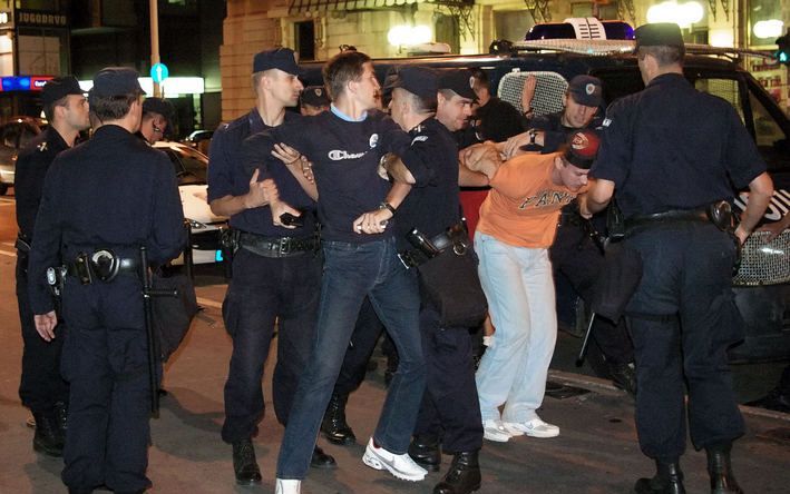 BELGRADO - De Servische politie arresteert aanhangers van Radovan Karadzic na de bekendmaking van zijn arrestatie. Foto ANP