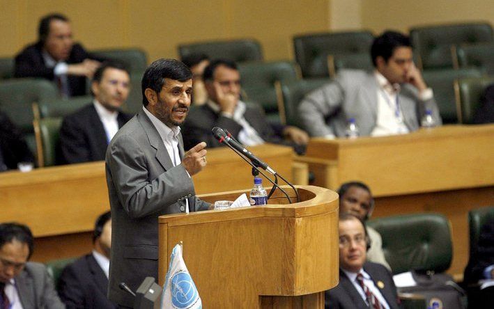 TEHERAN - De Iraanse president Mahmoud Ahmadinejad tijdens de top van de Beweging van Niet–Gebonden Landen in Teheran, dinsdag 29 juli. Foto EPA