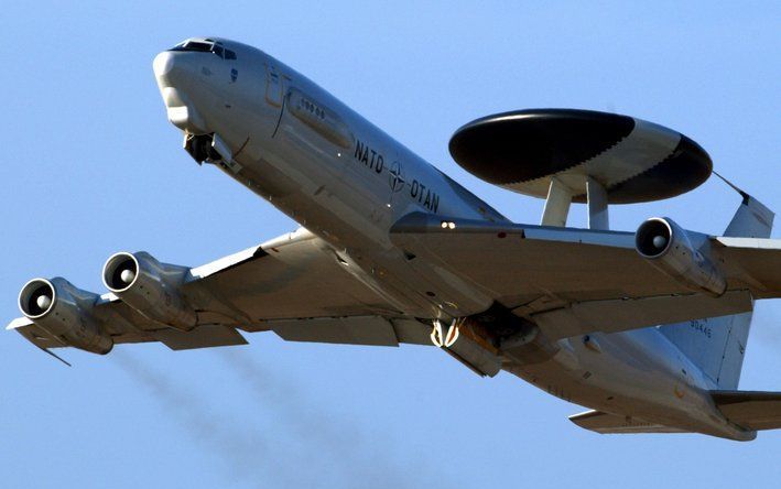 SCHINVELD - Een Awacs-vliegtuig. De Limburgse gemeente Onderbanken is „enorm geschrokken” van de resultaten van permanente geluidsmetingen naar de herrie van Awacs-vliegtuigen in die gemeente. Foto EPA