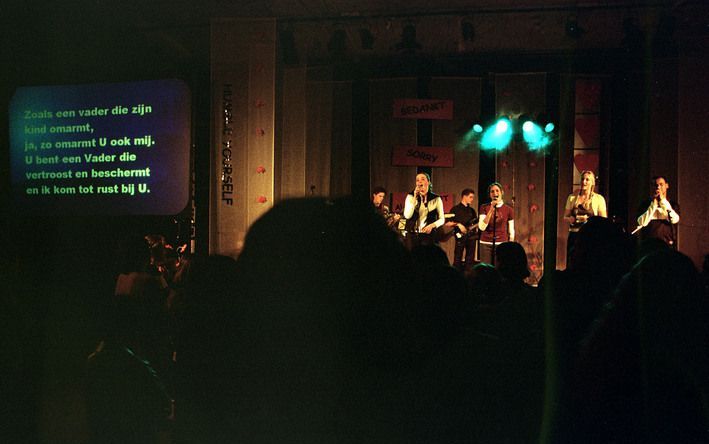 Een band tijdens de kerkdienst. Als we de mensen maar zo ver kunnen krijgen dat ze ons sympathiek vinden, dan zullen ze Christus als Verlosser aanvaarden, is vaak de achterliggende gedachte, stelt voorganger Gary Gilley. „Maar ondertussen bouwt men de gem