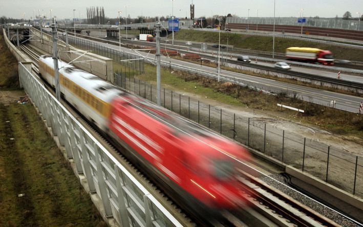 Een kaartje voor de hogesnelheidstreinen die vanaf 1 juli volgend jaar tussen Amsterdam en Rotterdam gaan rijden, zal 60 procent duurder zijn dan een kaartje voor de gewone NS-treinen. Verkeersminister Eurlings meldde dat donderdag aan de Tweede Kamer. Fo