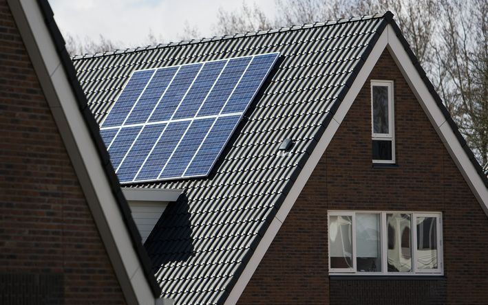 Mensen kunnen vanaf 6 april weer subside aanvragen voor zonnepanelen. Vorig jaar ontketende de aankondiging een ware run. Voor minister Van der Hoeven (Economische Zaken) was dat toen reden om het budget tot twee keer toe te verhogen tot uiteindelijk 83 m