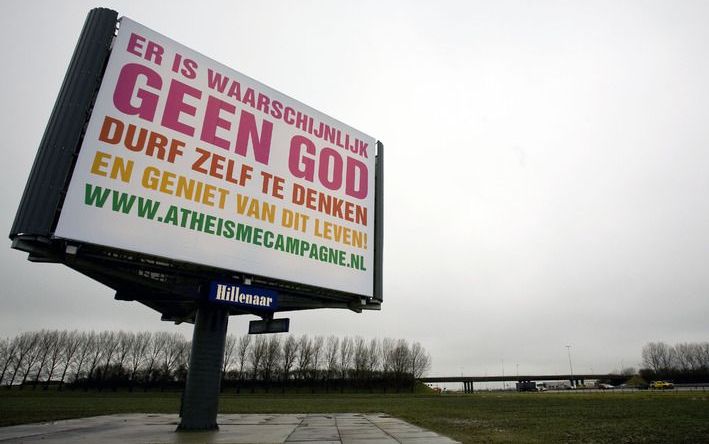 Het atheïsmebord langs de A4 bij Schiphol is „nodeloos kwetsend” voor christenen. Dat betoogde docent H. van Grol van het Van Lodensteincollege in Amersfoort dinsdag bij de Reclame Code Commissie in Amsterdam. Foto ANP