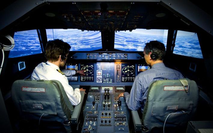 Fans van flightsimulators op de computer zouden er een lief ding voor overhebben om een poosje achter de knoppen van de gloednieuwe driedimensionale verkeerstorensimulator van de luchtmacht te zitten. Foto ANP