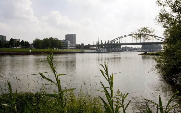 Onbekenden hebben woensdagmorgen in Arnhem op de Nelson Mandelabrug een auto beschoten. Op de foto is de John Frostbrug te zien.