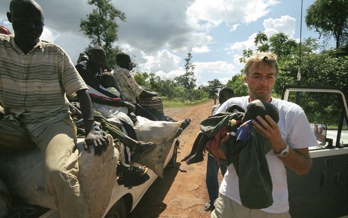 Jan Peter Stellema met een uitgemergeld kind in Rwanda. „Dit werk geeft veel energie terug.” Foto Chris de Bode