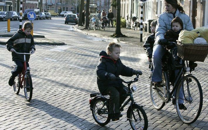 HILVERSUM – Donderdag was geen autoloze dag bij basisscholen, maar veel ouders brachten hun kinderen deze dag eens niet met de auto naar school.Foto ANP