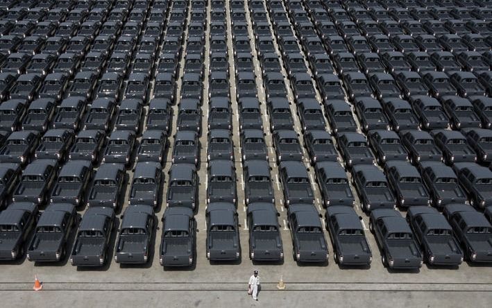 Nieuwe Fordmodellen staan op een terrein te wachten op betere tijden. Foto EPA