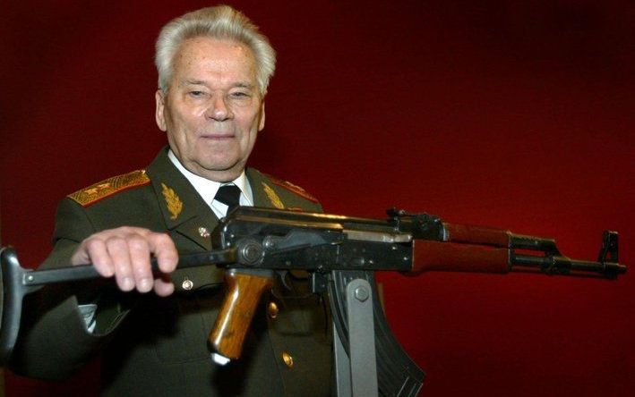 Generaal-majoor b.d. Kalasjnikov toont het gelijknamige snelvuurwapen. Foto EPA