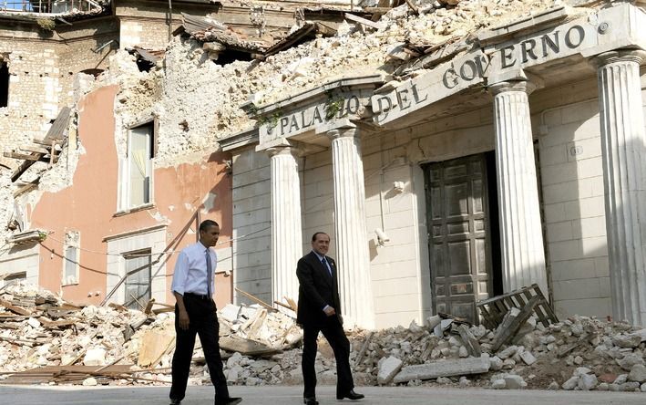 Bestuurders van L’Aquila voelen zich verraden door de G8-leiders, die in juli hun top hielden in de hoofdstad van de Abruzzen. De leiders van de rijkste westerse industrielanden en Rusland beloofden toen hulp voor de wederopbouw van de in april door een a