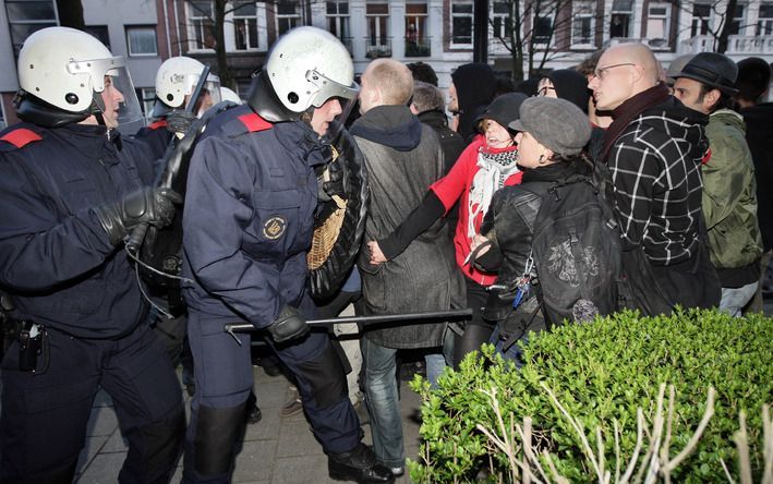 AMSTERDAM - De mobiele eenheid (ME) ontruimt een pand in Amsterdam-Oost. Foto ANP