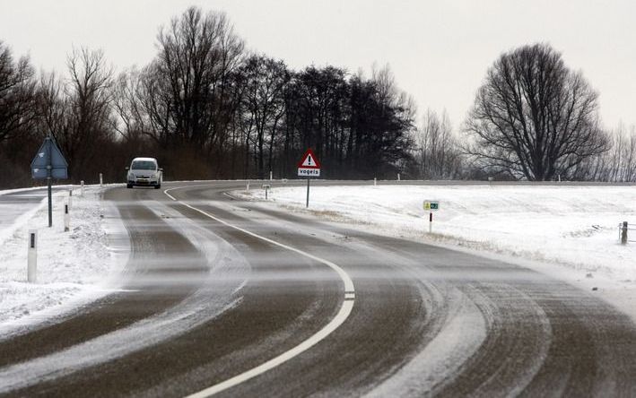 APELDOORN - Veolia houdt de stads- en streekbussen op de Veluwe woensdagochtend vooralsnog binnen. Volgens een woordvoerder is het te glad op de weg en wacht het bedrijf tot strooiwagens daar iets aan gedaan hebben. Foto ANP