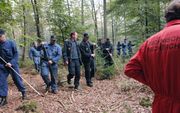 Twintig ME’ers zoeken in oktober 2006 voor het laatst in een bosperceel bij Putten naar de sinds 1994 vermiste Maria van der Zanden. Aanleiding is dat een van de vrijwilligers die vlak na de verdwijning hielpen zoeken, op die plek een verdachte persoon ha