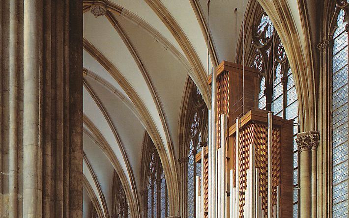 De Keulse dom telt twee orgels: een oude en een nieuwe Klais. Hoog in het middenschip hangt het jongste instrument. Foto Verlag Kölner Dom