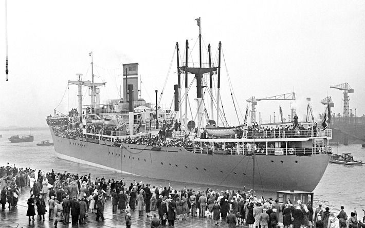 Vertrek van Hr.Ms. Zuiderkruis vanuit Rotterdam naar Nederlands-Indië. Het schip had 800 militairen aan boord. Ook werd 115.000 kilo post vervoerd. Foto ANP