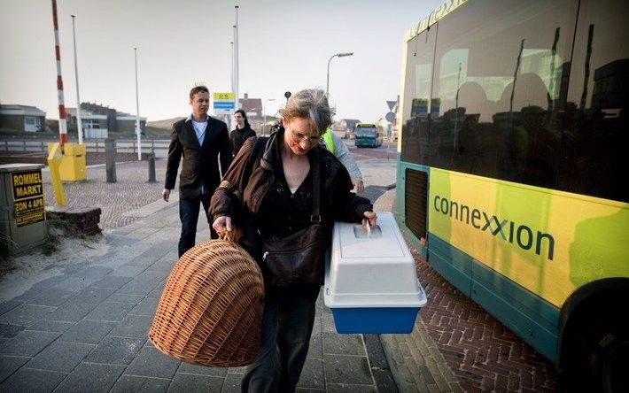 Burgers verlaten Bergen per bus. Foto ANP.