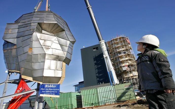 OEGSTGEEST – Museum Corpus in Oegstgeest heeft zaterdag een ‘hoofd met hersens’ gekregen. Het gebouw, in de vorm van een menselijk lichaam, is met de plaatsing van dit brein nagenoeg voltooid. Foto ANP