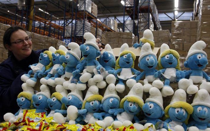 ZAANDAM – Zo’n 29 miljoen smurfen –bijna twee per Nederlander– heeft supermarktketen Albert Heijn klaarliggen in het distributiecentrum in Zaandam. Vanaf morgen krijgt de klant bij iedere 15 euro aan boodschappen week een smurf cadeau. Foto Marcel Antonis