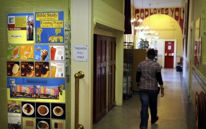 AMSTERDAM - Tussen de plaatjes van ijsjes hangt in een van de gangen de aankondiging van de dagelijkse Bijbelstudies. Foto RD