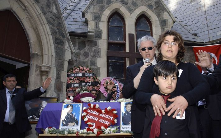 „Turkije is een leuk land zolang je er niet wordt omgebracht.” Foto: de weduwe en de zoon van Necati Aydin, een Turkse christen die op 18 april 2007 in Malatya werd vermoord, bij diens begrafenis. Foto Reuters