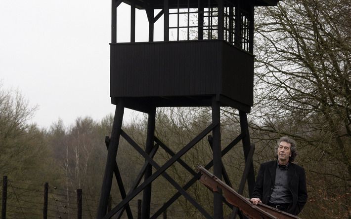 WESTERBORK – Directeur Mulder van Herinneringscentrum Kamp Westerbork bij het monument met de kromgetrokken spoorrails. „Het is goed dat jongeren van oud kampbewoners leren dat je elkaar moet respecteren.” Foto Jacob Melissen