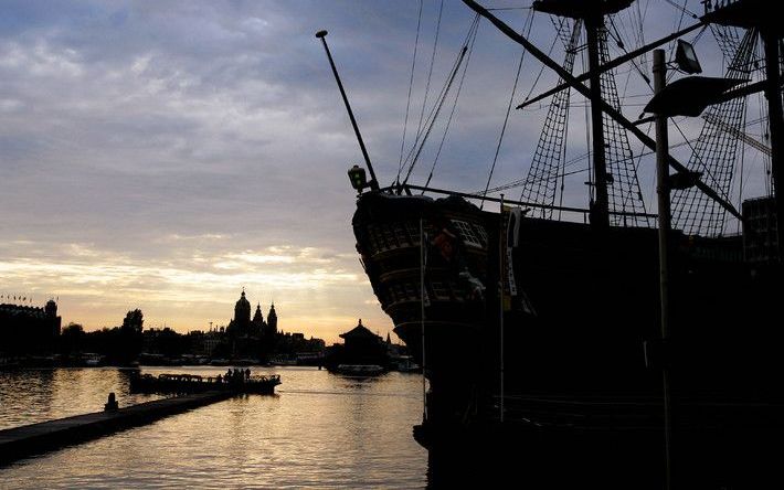 AMSTERDAM - De zon gaat onder op de Piet Heinkade in Amsterdam. De langste dag van het jaar en eerste dag van de zomer van 2007 zijn bijna voorbij. Foto ANP