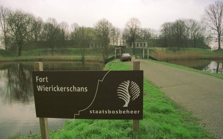 NIEUWERBRUG – Stadhouder Willem III liet in 1673 bij Nieuwerbrug het Fort Wierickerschans bouwen. De Koninklijke Weg leidt langs het fort. In 2006 opende Staatsbosbeheer er een bezoekerscentrum. Foto Martin Droog