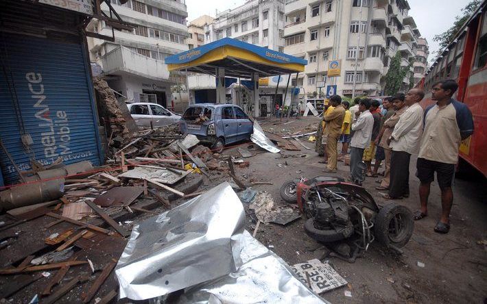 BOMBAY – Na een belegering van zestig uur kwam zaterdagochtend een einde aan de terreuracties in de Indiase stad Bombay. Zodra de kust veilig was, kwamen mensen uit de locale bevolking een kijkje nemen bij het orthodox Joodse centrum, waar zes doden viele