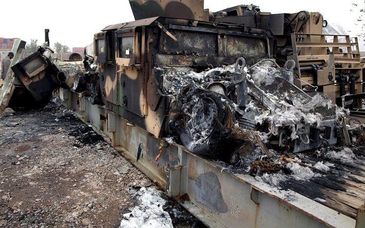 PESHAWAR - Talibanstrijders hebben zondag in de stad Peshawar in Pakistan zeker 96 vrachtwagens van de NAVO in brand gestoken. Circa 250 moslimextremisten overvielen kort voor zonsopgang een terrein van de verdragsorganisatie, waarbij ze een bewaker vermo