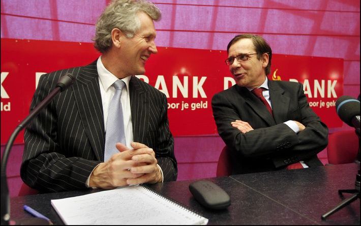 WOGNUM – Frank de Grave (r.) en Dirk Scheringa dinsdag tijdens de persconferentie, waarbij de eerste werd gepresenteerd als nieuwe financieel directeur bij DSB Bank. Frank de Grave volgt Gerrit Zalm op die door minister Bos is aangesteld bij ABN AMRO/Fort