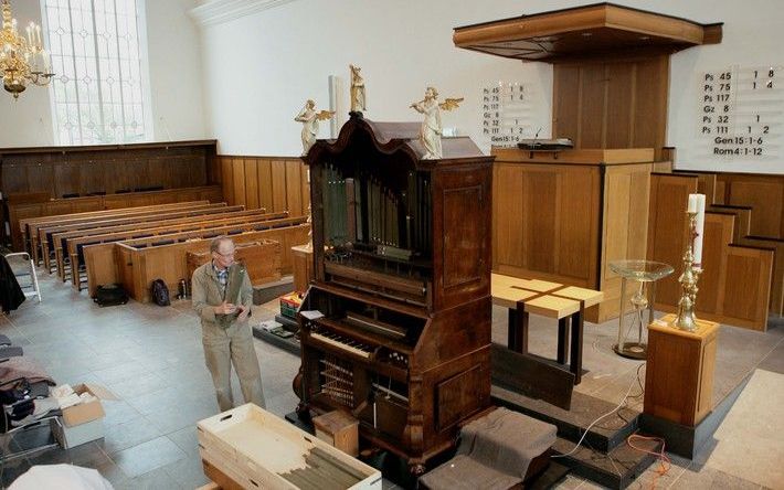 BENNEKOM – In de Oude Kerk van Bennekom is maandag een uniek 18e-eeuws kabinetorgel geïnstalleerd. Woensdagavond wordt het instrument in gebruik genomen. Foto VidiPhoto