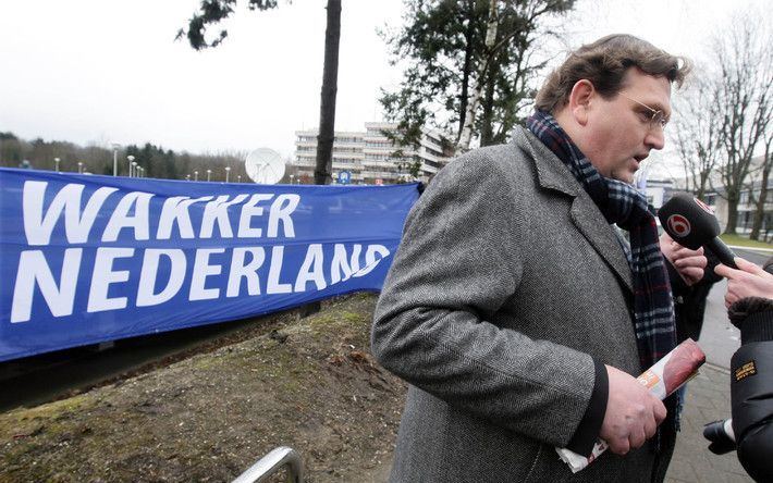 AMSTERDAM - Telegraaf-hoofdredacteur Sjuul Paradijs voor een spandoek met de naam van de nieuwe omroep in Hilversum. Inmiddels heeft de omroep 50.000 leden. Foto ANP