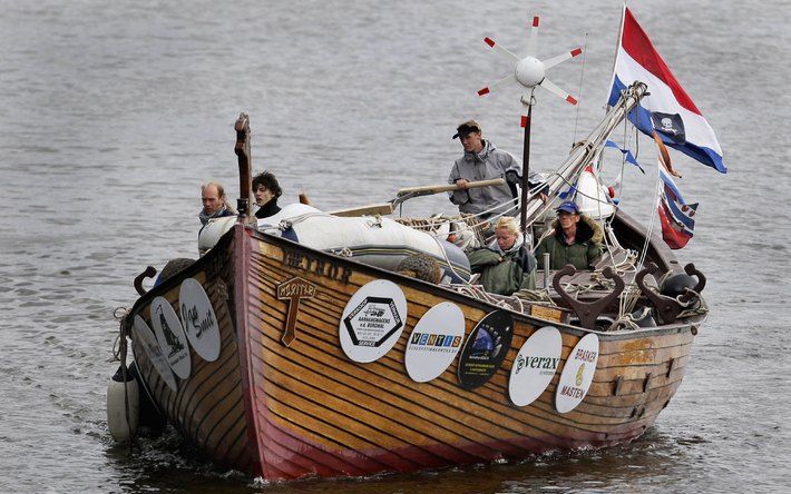 URK - Kapitein Robert McDonald en zijn bemanningsleden van ijsstokjesboot de Thor uit Emmeloord maakt zich dinsdag in Urk op voor zijn vertrek naar Londen. Fto ANP