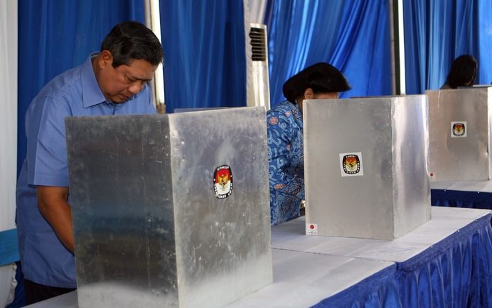 De Indonesische president Susilo Bambang Yudhoyono (l.) vult zijn stembiljet in. Foto EPA