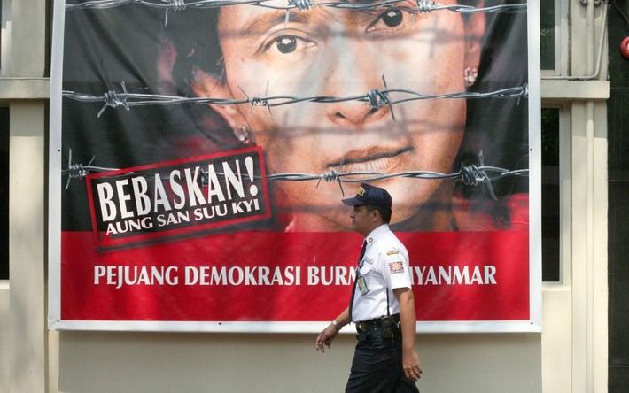 JAKARTA - Afbeelding van de Birmese oppositieleidster Aung San Suu Kyi bij de Britse ambassade in de Indonesische hoofdstad Jakarta. Foto EPA