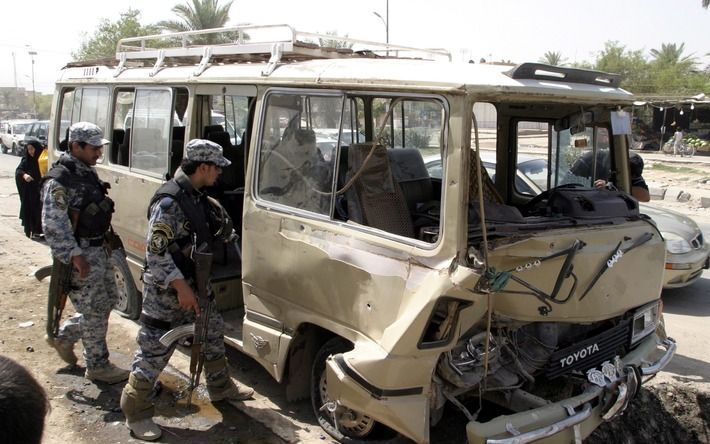 Een minibus is in de wijk Sadr City in de Iraaakse hoofdstad Bagdad op een bermbom gereden. Foto EPA