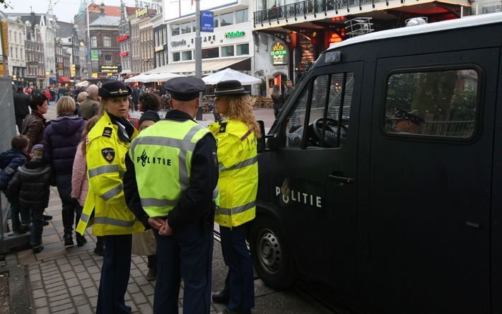 De politie in Amsterdam is paraat nadat voetbalfans elkaar met stenen bekogelden. - Foto ANP