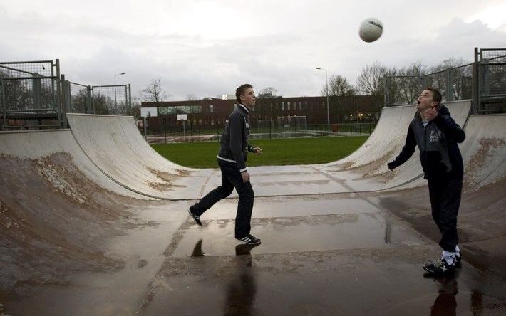 URK - Twee jongens spelen maandag op de skatebaan in het Wilhelminapark in Urk. De vermoorde Dirk Post was hier veel met vrienden. De stille tocht, die dinsdag voor hem gehouden wordt, zal hier ook eindigen. Foto ANP