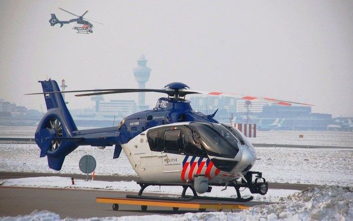 SCHIPHOL-OOST – De luchtvaartpolitie demonstreert op Schiphol de EC 135. Minister Ter Horst heeft woensdag acht nieuwe helikopters overgedragen aan het KLPD. De nieuwe vloot is uitgerust met de modernste opsporings- en waarnemingsapparatuur, waaronder een