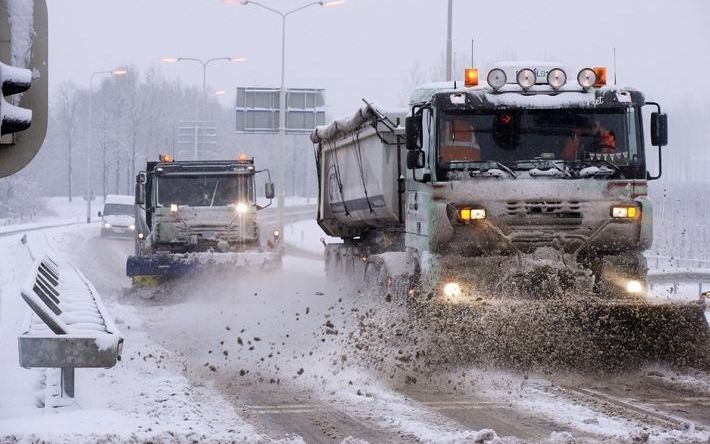 HERVELD – Strooiwagenchauffeurs proberen de wegen sneeuwvrij te maken. Foto ANP